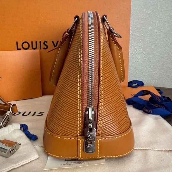 ❌SOLD❌LOUIS VUITTON Epi Leather Alma BB on Strap - Picture 6 of 10